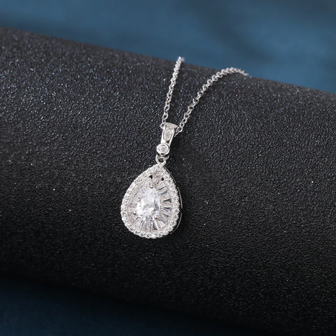 925 Sterling Silver Elegant Teardrop Zircon Pendant Necklace With Sparkling Solitaire Halo Design
