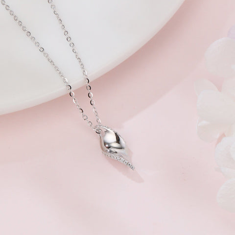 925 Sterling Silver Elegant Teardrop Zircon Necklace With Modern Wavy Design And Sparkling Accents